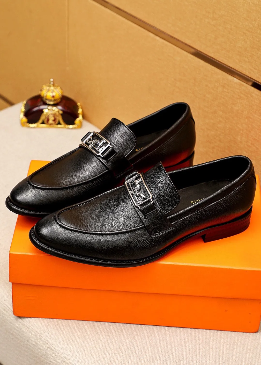 Men's shoes 💰480 💐 Product trademark: HERMES "Hermès" casual leather shoes Regular size: 39-44 (38.45.46🉑️Customized) Product materials: Selected imported first-layer pebbled calfskin upper + classic hardware buckle, imported water-dyed 🐂 cowhide lining. Strong three-dimensional visual effect, combined outsole Color: 1⃣️color optional